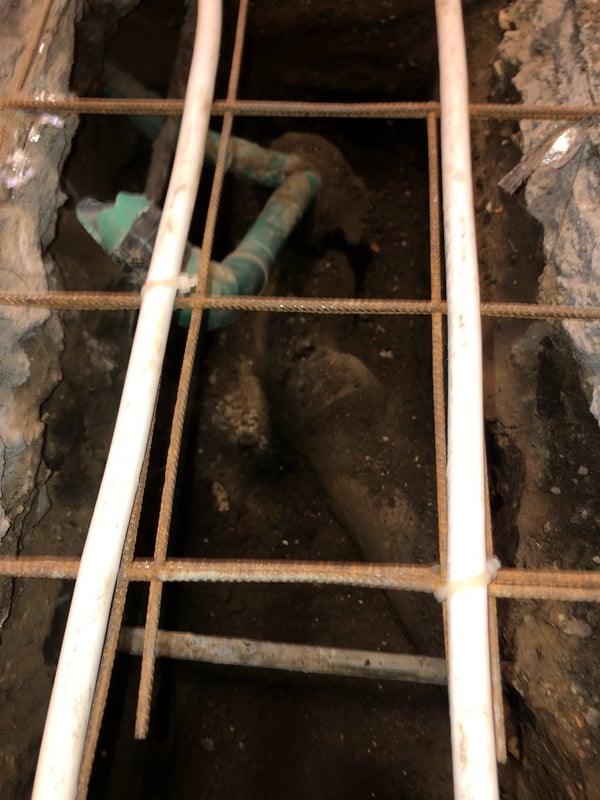 A bontást az ásás követte ami embert próbáló feladat volt. A vasbeton háló 15x15 cm nyílásain keresztül kb 80 cm mélységig kellett kiásni kislapáttal, majd a kiszedett földet bezsákolni és kivinni a fürdőből.